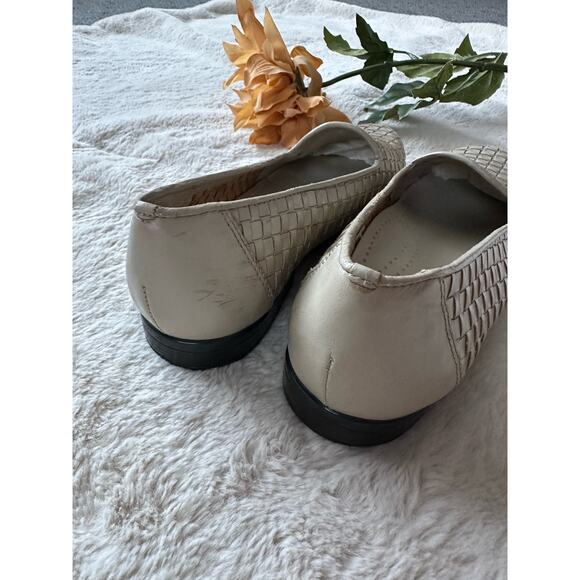 Trotters Cream Flats Size M - Picture 5 of 6